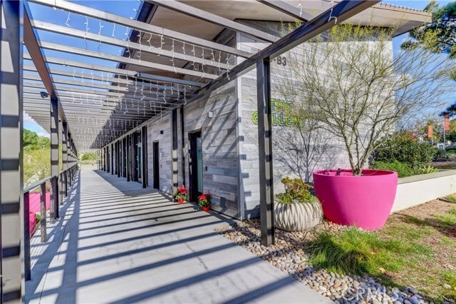 Building Photo - 130 Spectacle