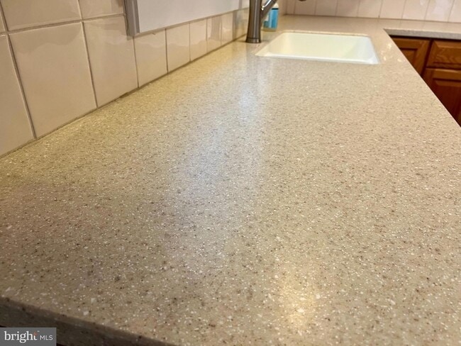 Building Photo - 289 N River Dr