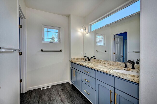 Building Photo - Mountlake Terrace Two Story Home