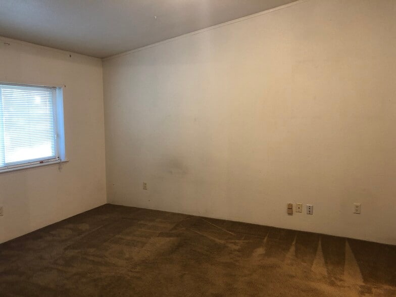 Building Photo - 301 NW Webb St