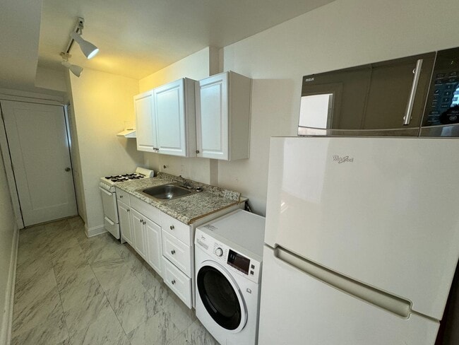 Building Photo - Ideal 1 Bed 1 Bath Unit with Fenced Yard I...