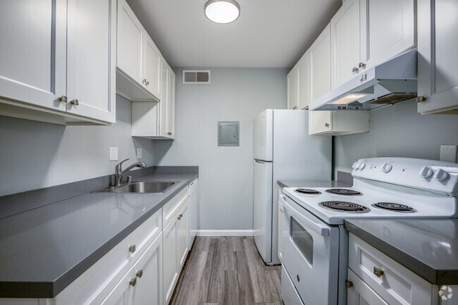 2BR, 1BA - 865SF - Kitchen - Midtown Breeze