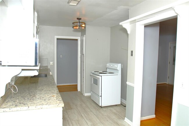 Building Photo - 107 Palm Ln