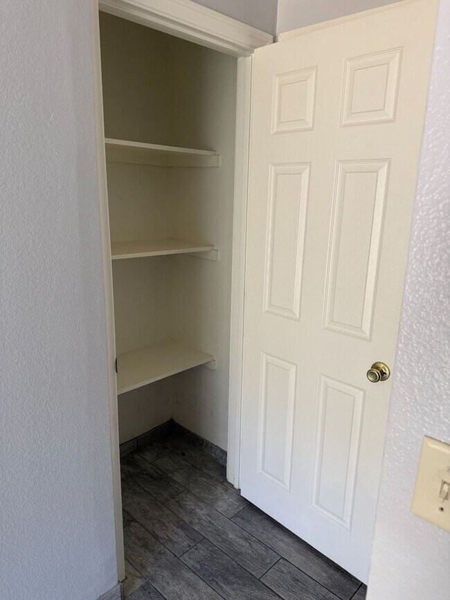 Building Photo - 1 BEDROOM 1 BATHROOM ONTARIO APARTMENT