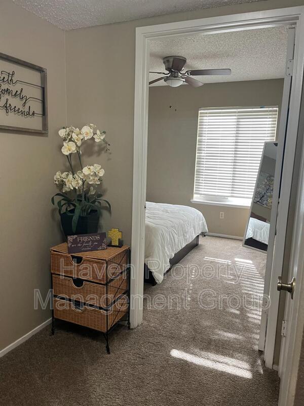 Building Photo - 32 W 7th St