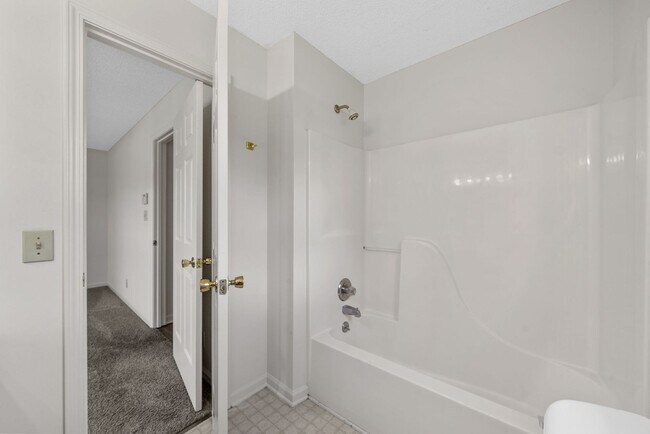 Building Photo - 3 Bedroom Pet Friendly Home For Rent Near 101st Parkway!