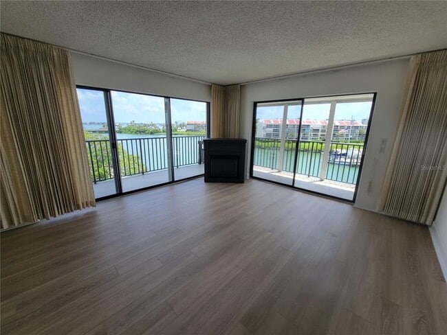 Building Photo - 7600 Sun Island Dr S