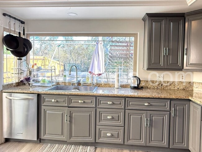Building Photo - 10990 Red Rock Dr