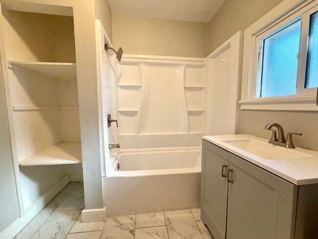 Building Photo - Beautifully updated 1 bed 1 bath in Thousand Oaks! All utilities included