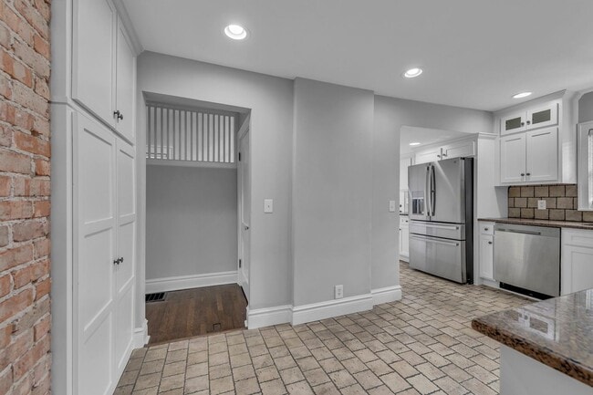 Building Photo - Gorgeous East Crestwood Home