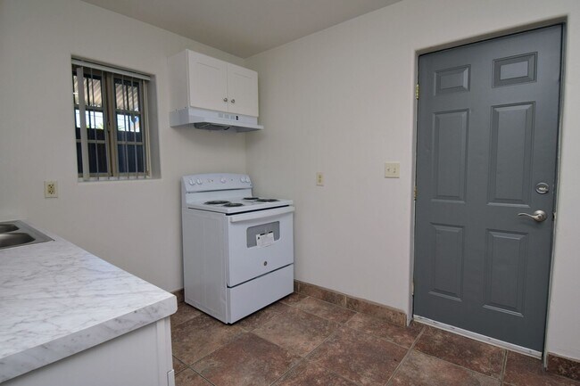 Building Photo - Stand Alone 2 Bed 1 Bath with Private Yard...