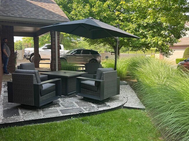 Building Photo - Available August 1st! Beautifully Remodele...