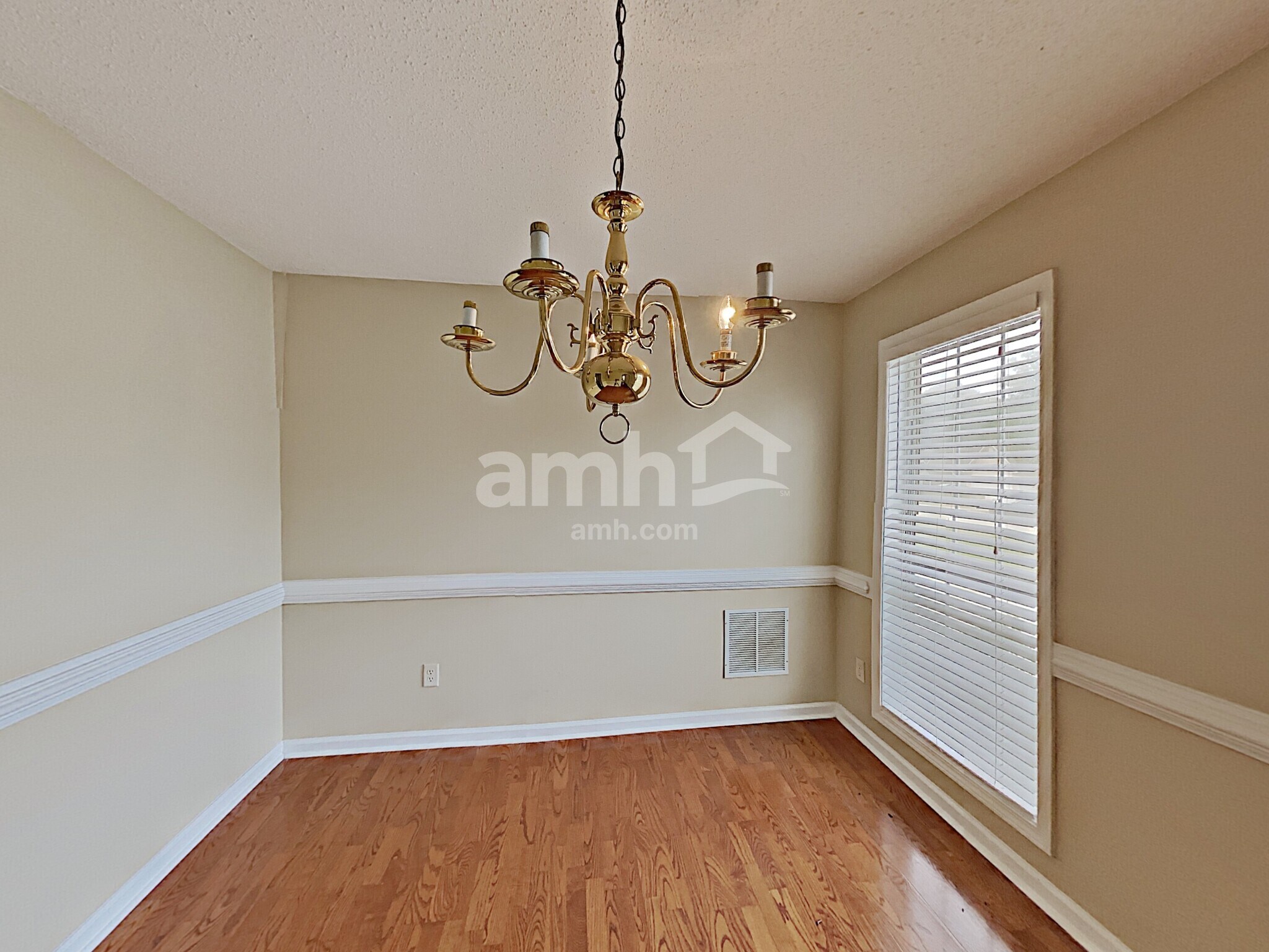 Building Photo - 1319 Vine Cir