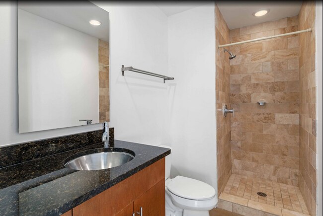 Building Photo - Prime location with City Views!!