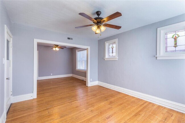 Building Photo - Lindenwood Ave 4919-4921