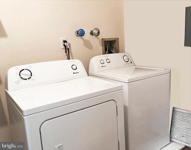 Building Photo - 64 Versailles Ct