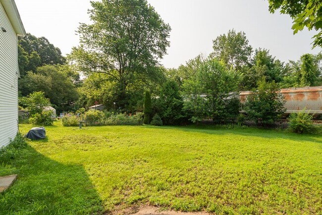 Building Photo - 10-12 Broadway St