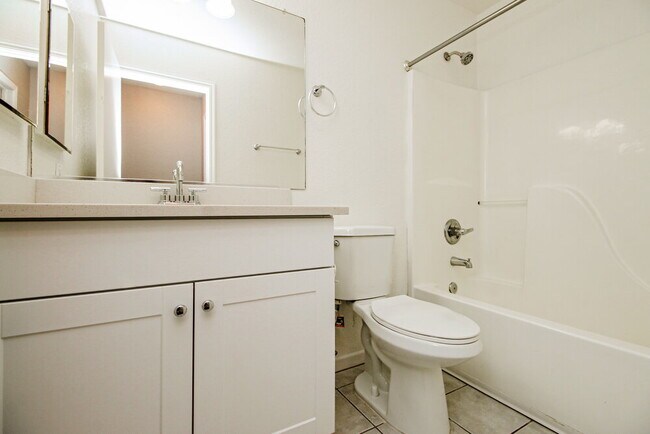 Building Photo - 5338 E Florian Ave