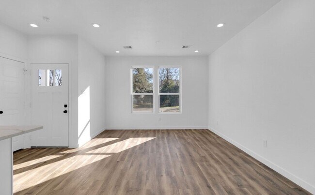 Building Photo - 104 Runnels St