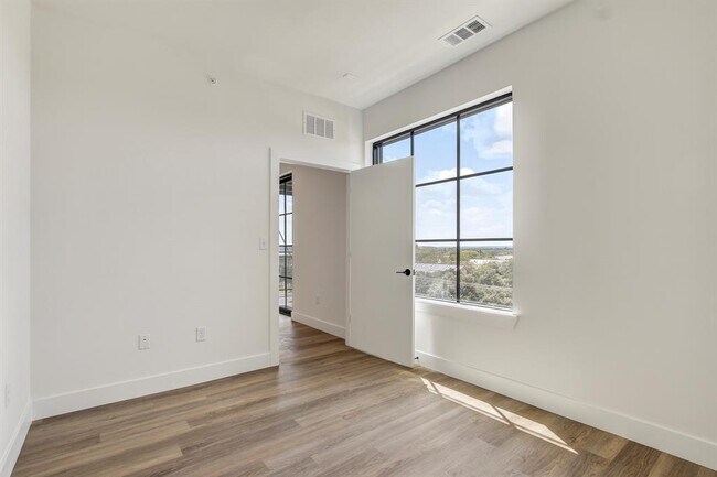 Building Photo - 4315 S Congress Ave
