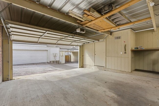 Building Photo - 6631 Valleyside Rd