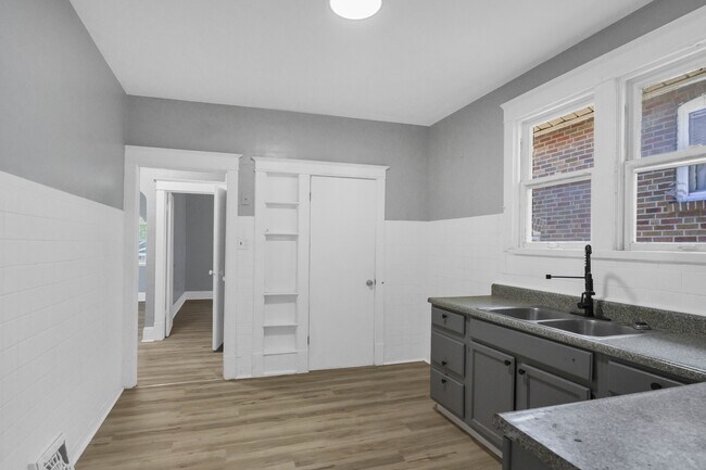 Building Photo - 5721 Floy Ave