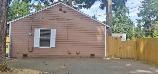Building Photo - North Seattle/Shoreline 2BD1BA