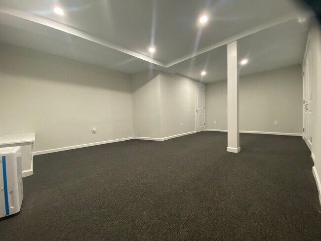 Building Photo - 270 Sunderland Rd