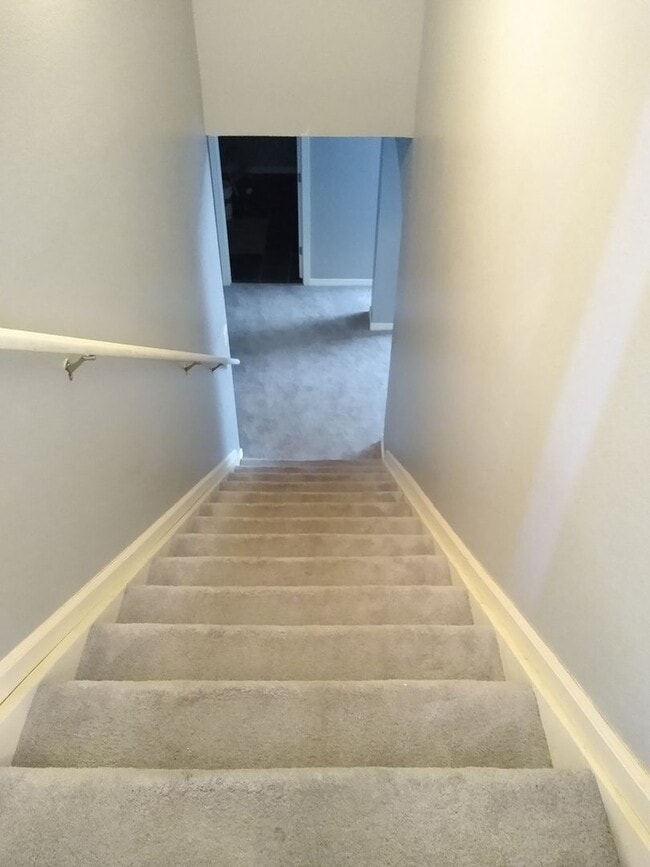Building Photo - Massive and Expansive 5 Bedroom Green Vall...