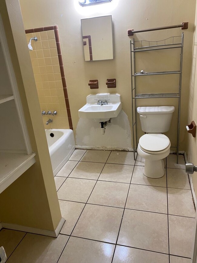 Building Photo - Spacious 1/1 one story unit in a small 18 unit complex.