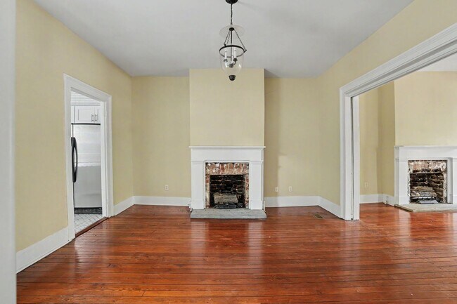 Building Photo - 2 Bedroom Charmer with Sundeck, Wood Floors, and High Ceilings