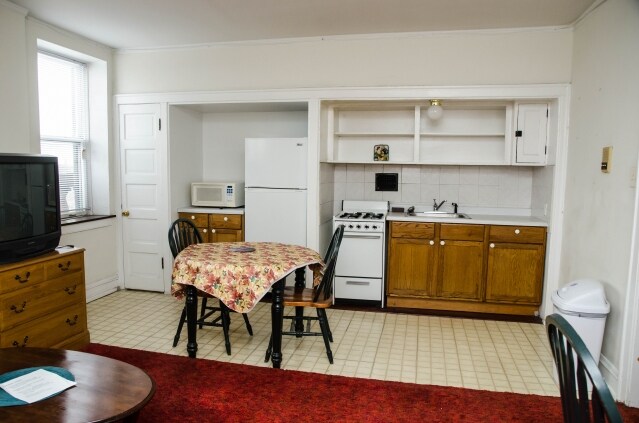 Building Photo - 1650 W Roscoe St