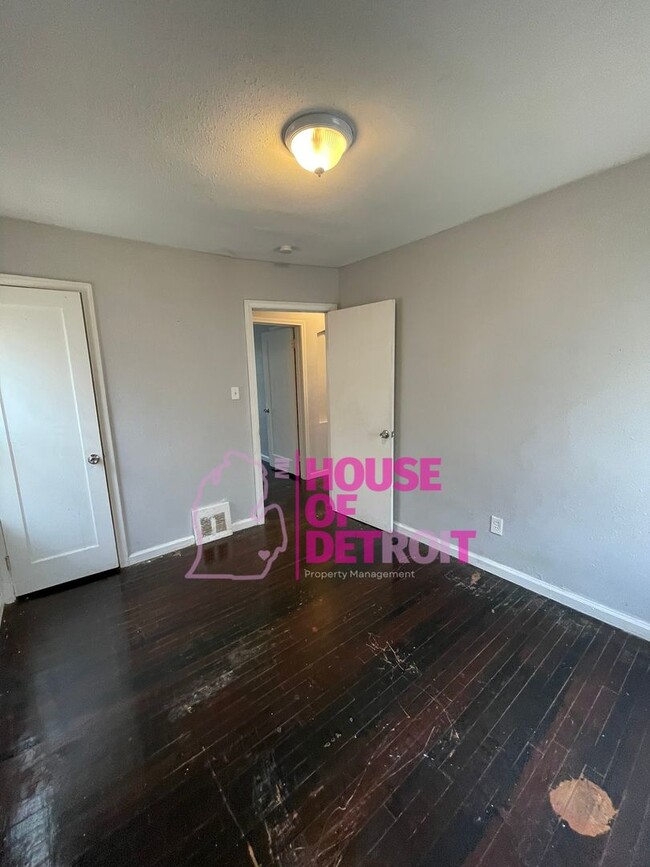 Building Photo - 2 BEDROOM | 1 BATH | FREE PRE SCREEN