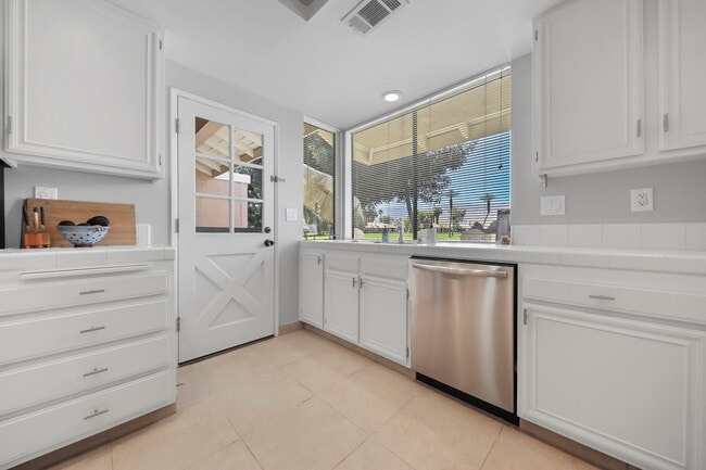 Building Photo - 175 Gran Via