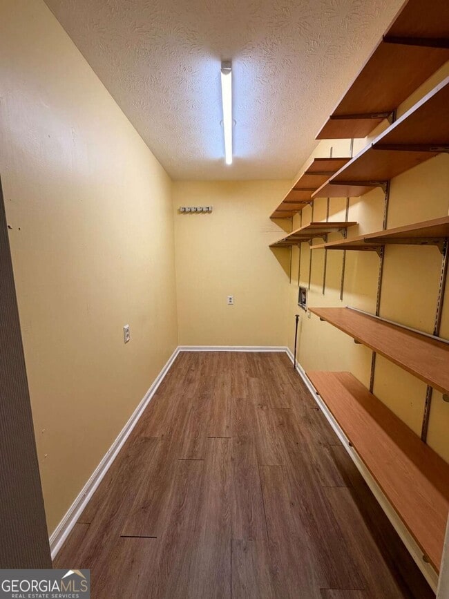 Building Photo - 300 Robinson Dr