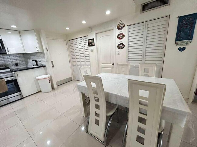 Building Photo - 1351 NE Miami Gardens Dr