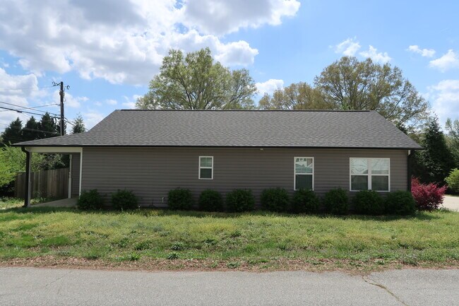 Building Photo - 210 Orch Pk Ln