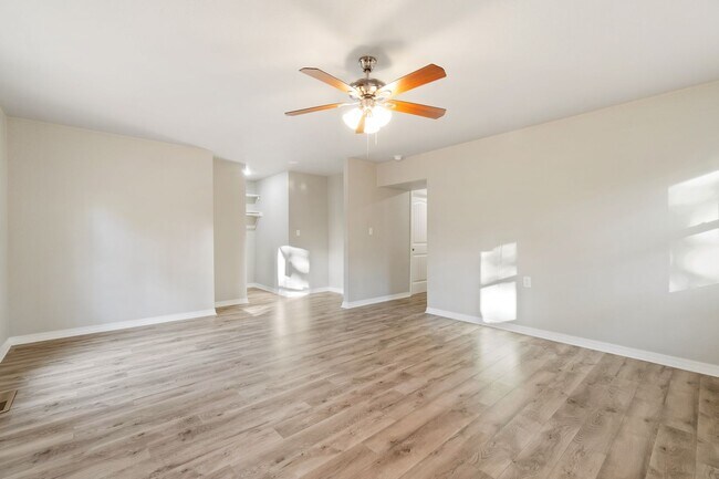 Building Photo - Gorgeous 5 bedroom, 2.5 bath House on a .8...