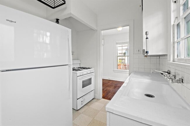 Building Photo - 204 W 43rd St
