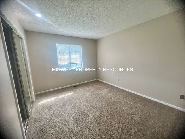 Building Photo - Large 2 Bedroom/1 Bath Duplex in Lee's Summit