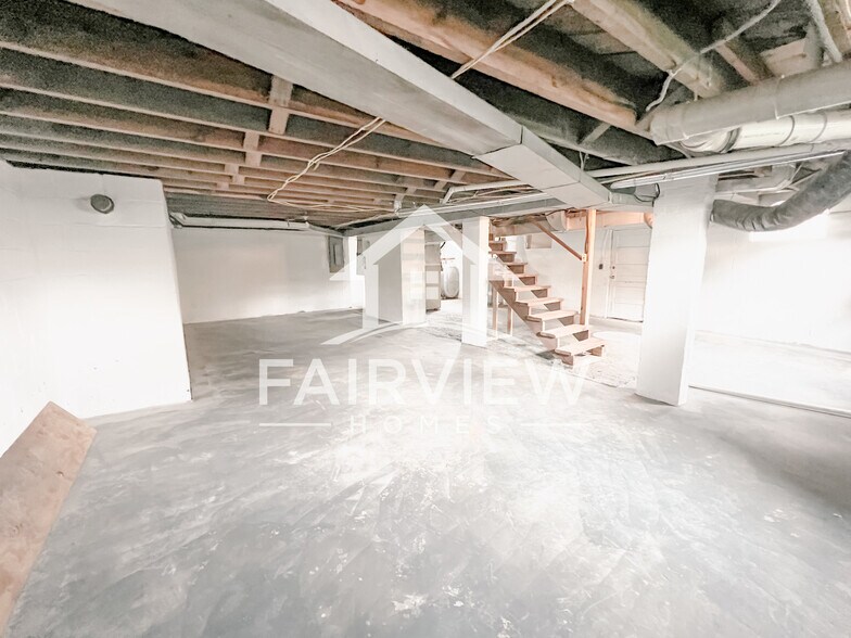 Building Photo - 3239 Mayflower Dr