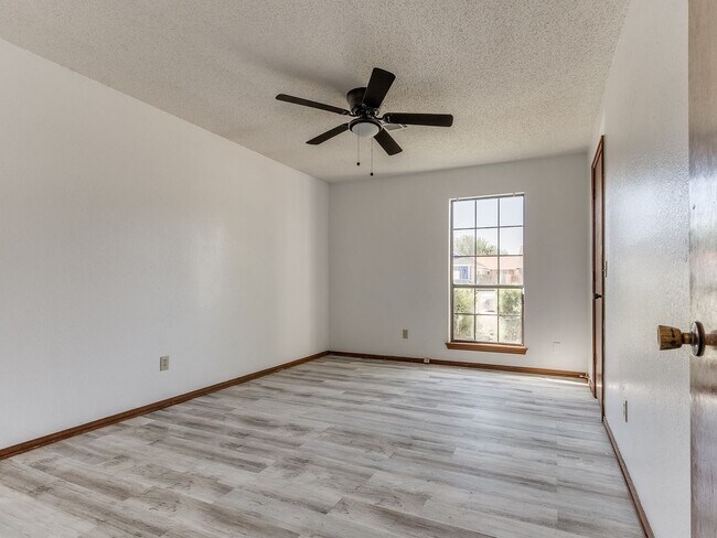 Building Photo - 3 Bed 2 bath!