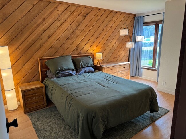 Building Photo - Spacious Snowcreek III Condo – Winter Rental