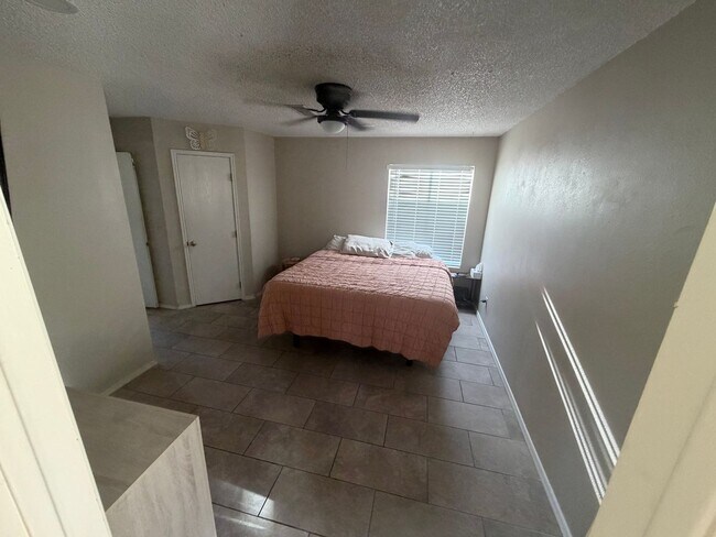 Building Photo - 2 Bedroom 2 bath private enclosed yard for