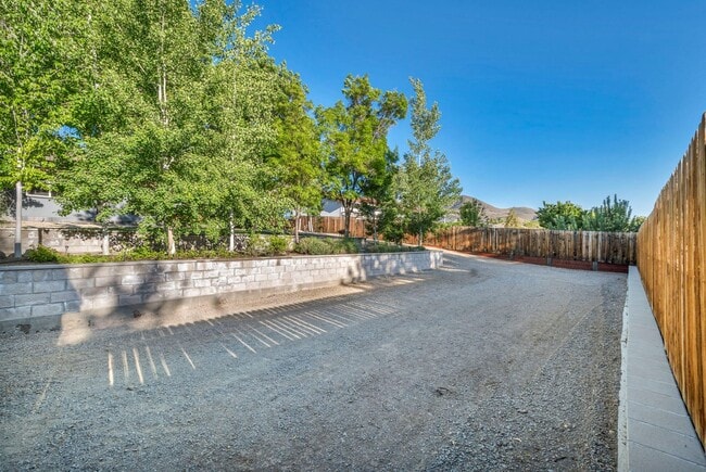 Building Photo - 2655 Parkway Dr