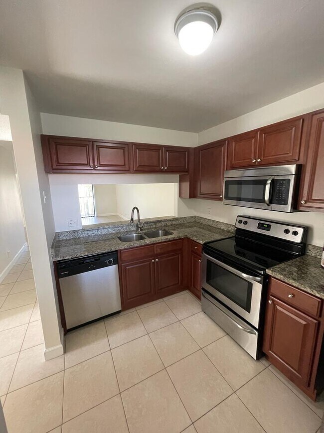 Building Photo - 6844 Palmetto Cir S