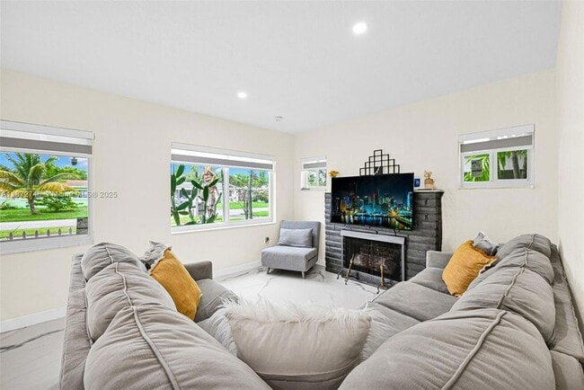 Building Photo - 6840 SW 26th Ct