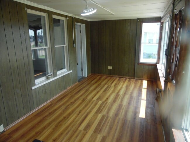 Building Photo - 1 Bedroom, 1 Bath Home,  close to Down Tow...