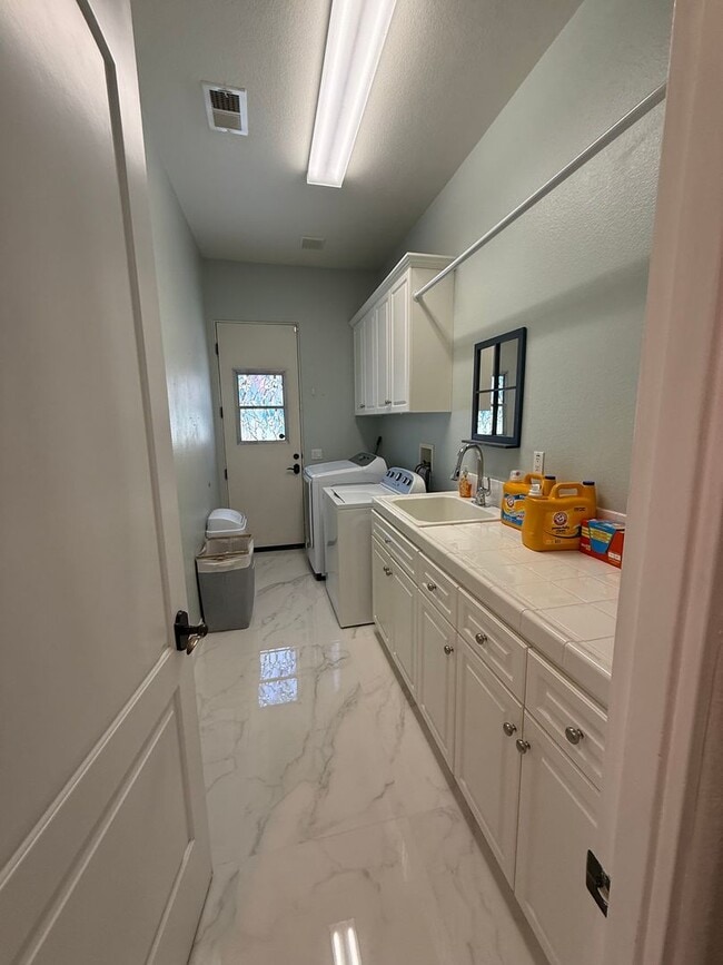 Building Photo - Stonebrook Estates-3 Bedrooms, 3351 SQFT of Luxury & Entertainment