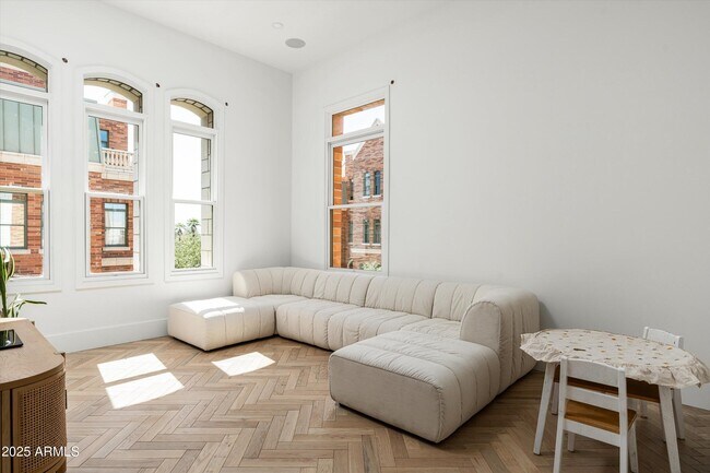 Building Photo - 54 W Palm Ln